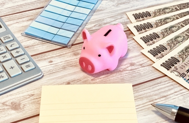 豚の貯金箱とお金